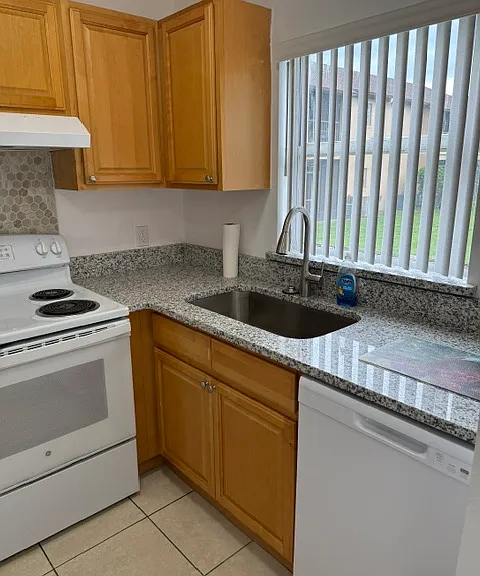 Kitchen with window view to the lake and green area.