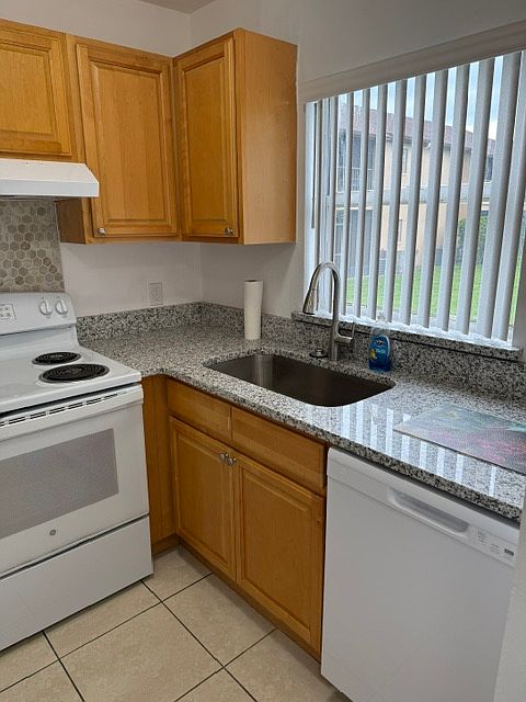 Kitchen with window view to the lake and green area.