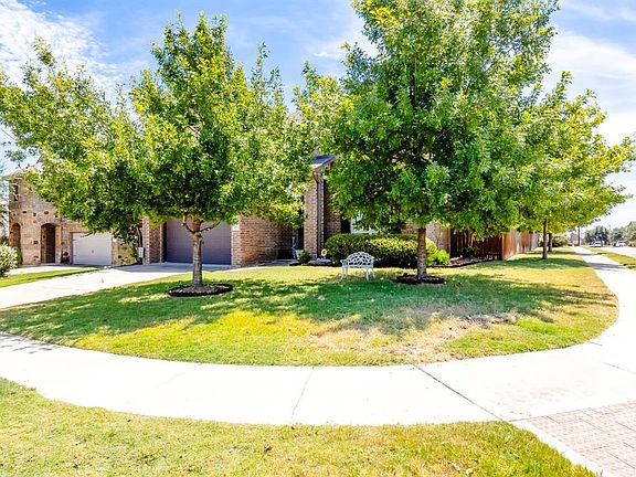 3rd image of 2911 Bluffstone Dr