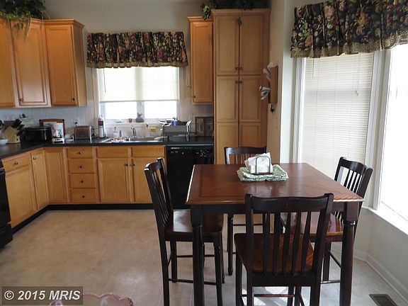 DELUXE KITCHEN WITH BREAKFAST AREA