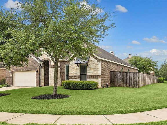 2nd image of 2115 Summer Gardens Ln