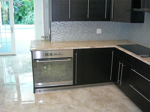 4th image of 1330 Beach Dr NE
