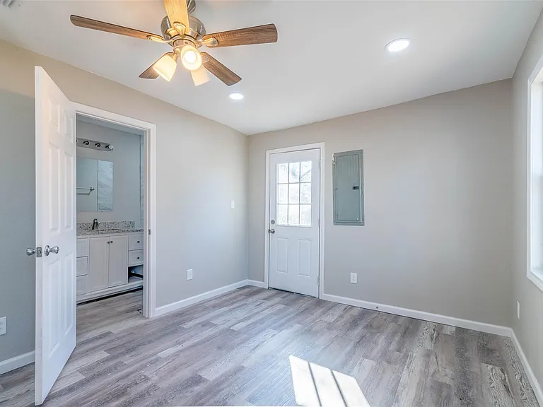220 W Murray St — Photo 8