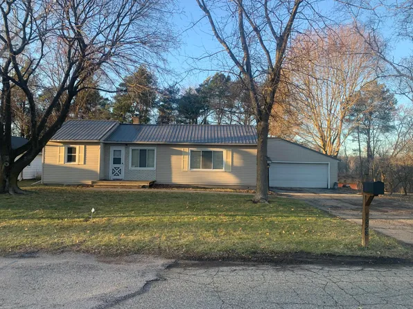 1228 Oakwood St, Belding, MI 48809