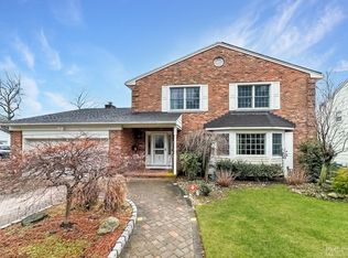 31 Stirling Ct, Metuchen, NJ