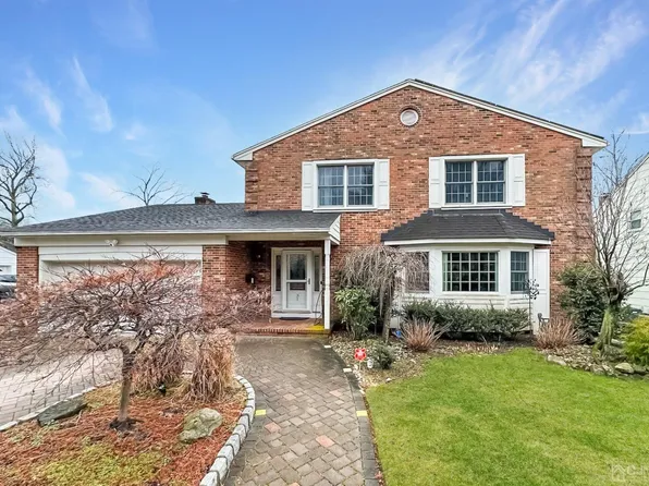 31 Stirling Ct, Metuchen, NJ 08840