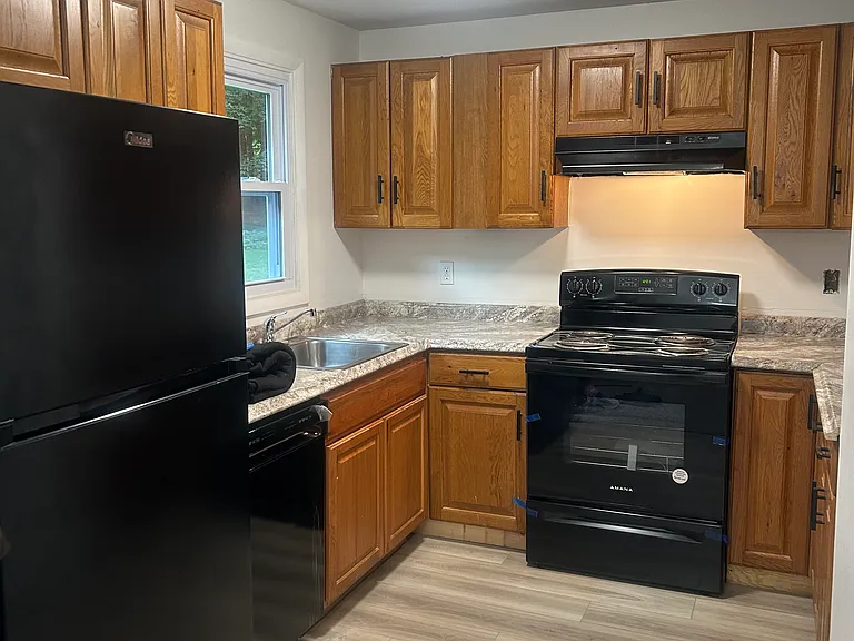 155 Hubbell Ave — Photo 2