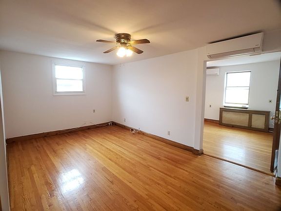 3rd image of 294 De Graw St #3