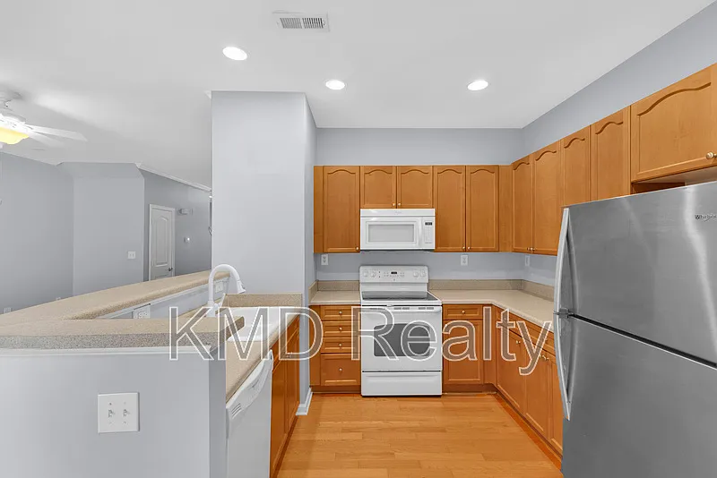 2 bed, 2.5 bath, 1448 sqft, $1,895 — Photo 2