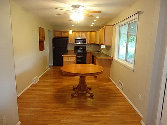 5th image of 105 Rossway Ave