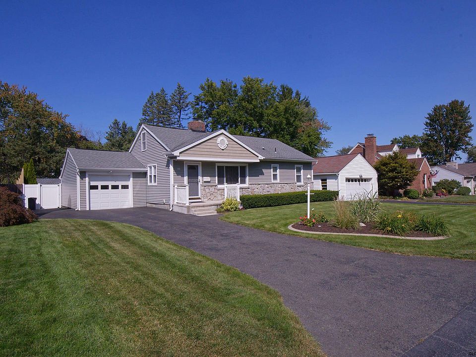 1st image of 40 Parkwood Dr
