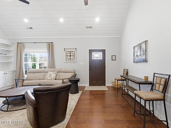 3rd image of 109 Essex Dr