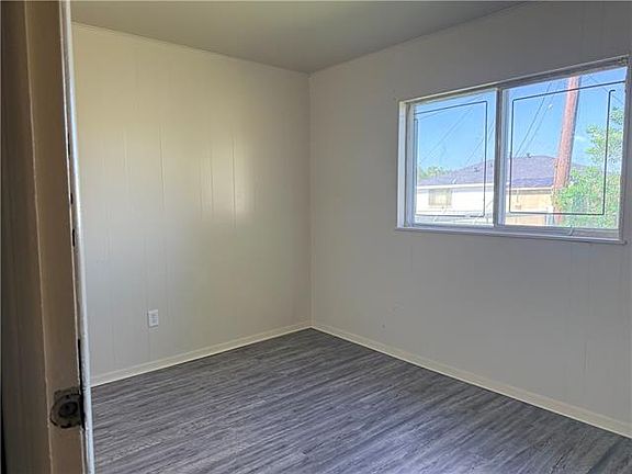 5th image of 176 Elaine Dr