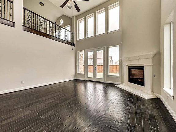 5th image of 901 Holly Anne Ln