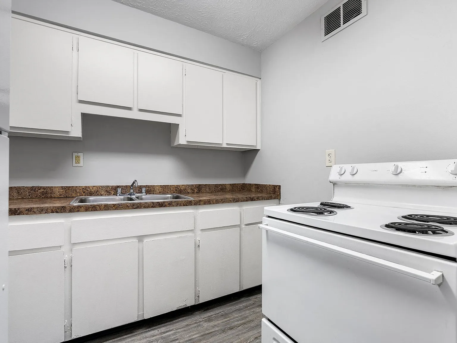 Riverview Apartments — Photo 4