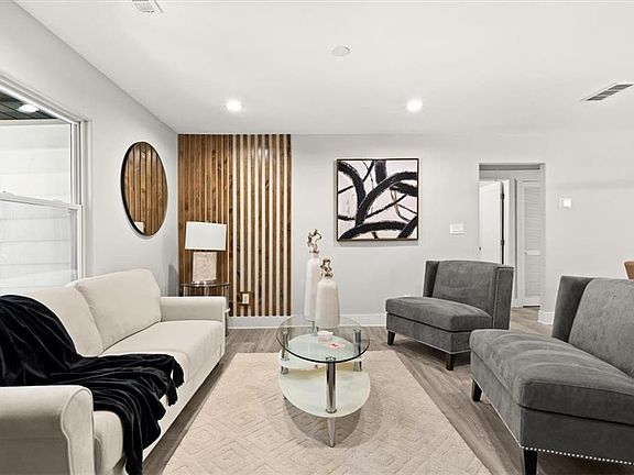 3rd image of 1027 N Born Rd