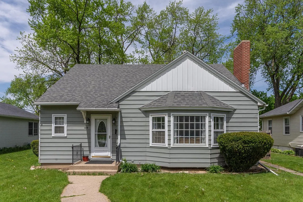 1019 East Wisconsin STREET photo 1