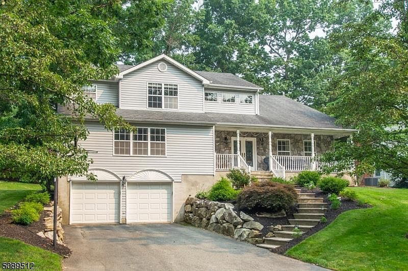 1st image of 29 Sherbrook Dr