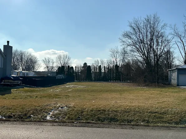 2012 Suzy St, Sandwich, IL 60548