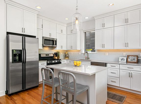 4th image of 3640 N Bosworth Ave #1N