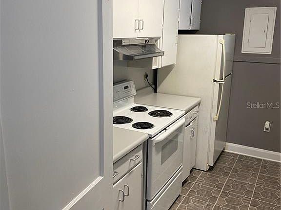 4th image of 830 NE 12th Ave
