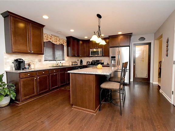 4th image of 163 Chancellor Ln