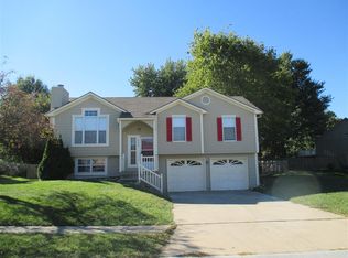 113 W Laredo Trl, Raymore, MO 64083