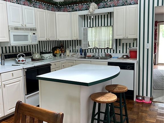 5th image of 313 Edgewood Cir