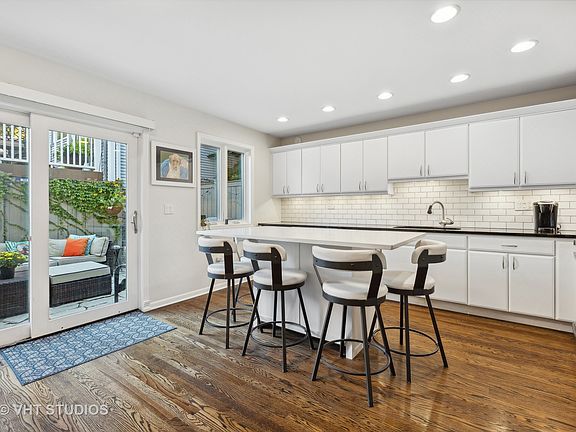 5th image of 3043 N Lakewood Ave