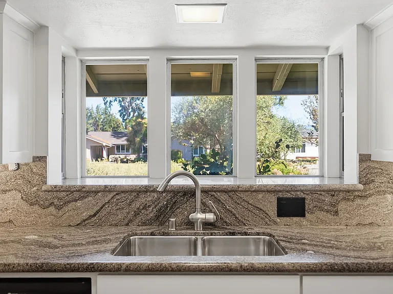 13565 Wendy Ln — Photo 10