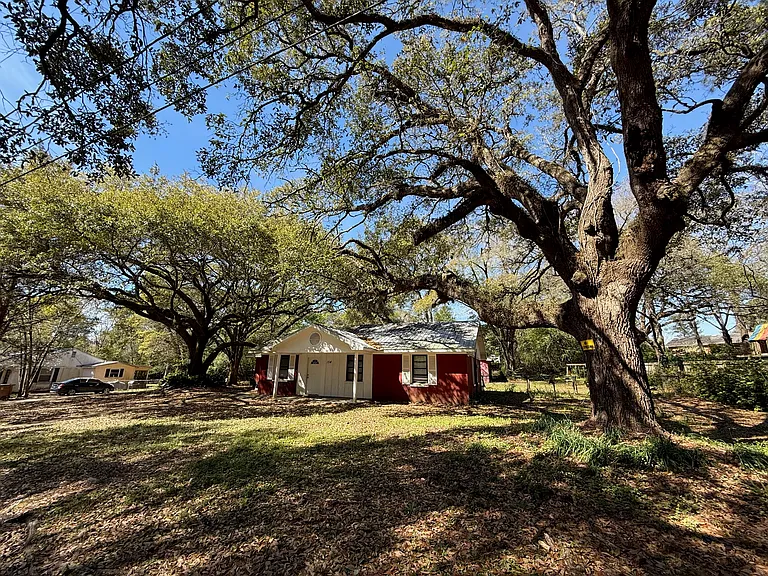 154 Sunset Dr E — Photo 4