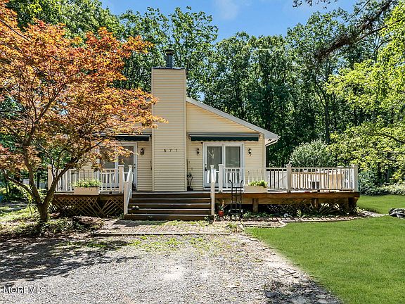 3rd image of 571 Whitecomb Avenue
