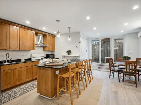 2454 33rd St, Astoria, NY 11102