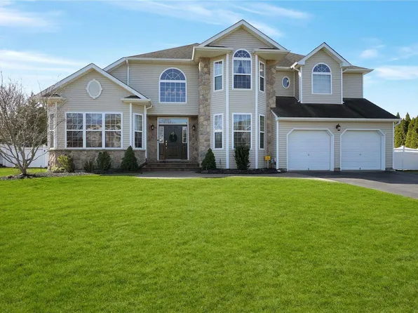 35 Island Trail, Mount Sinai, NY 11766