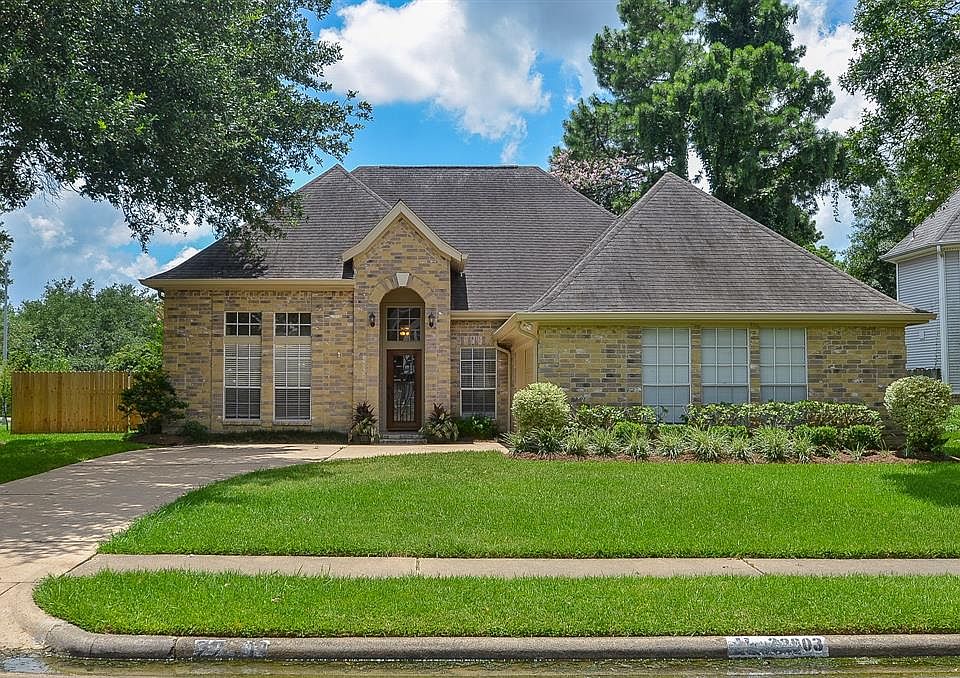 Situated in the quaint community of Cornerstone Place within minutes of major freeways, shopping, schools and restaurants. Very desirable area due to the easy commute and exceptional schools.