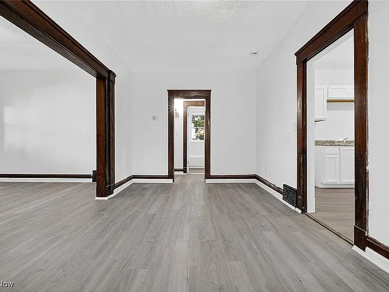 3557 W 32nd St #UP — Photo 3