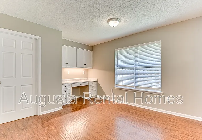 208 Stonington Dr — Photo 18