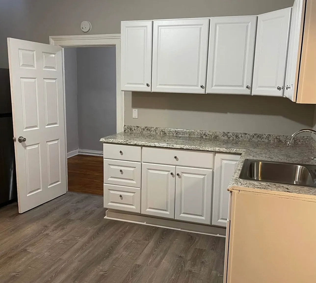 3 bed, 1000 sqft, $1,500 — Photo 2