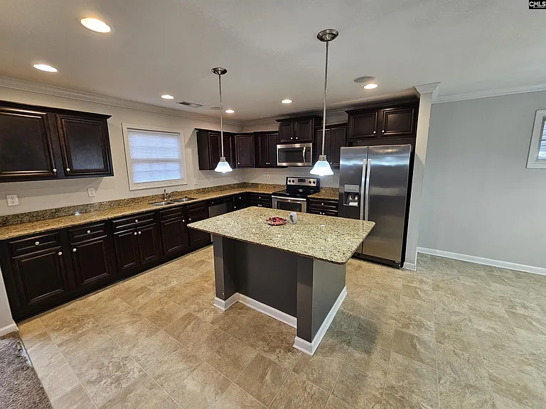 940 Yarrow Ln — Photo 6