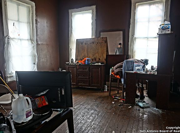 3rd image of 822 Dawson St