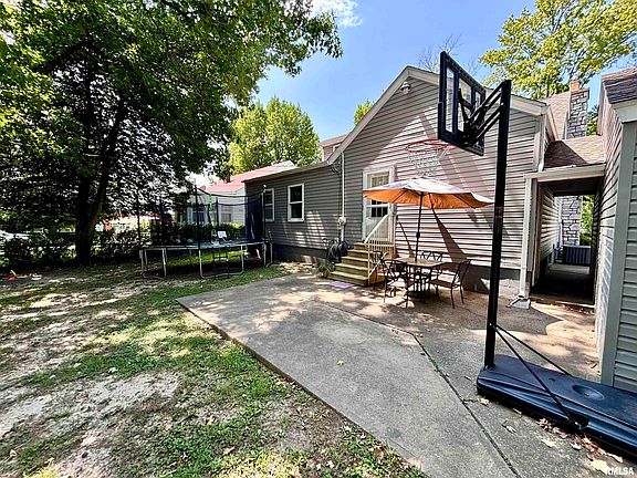 3rd image of 210 S Laurel Ave