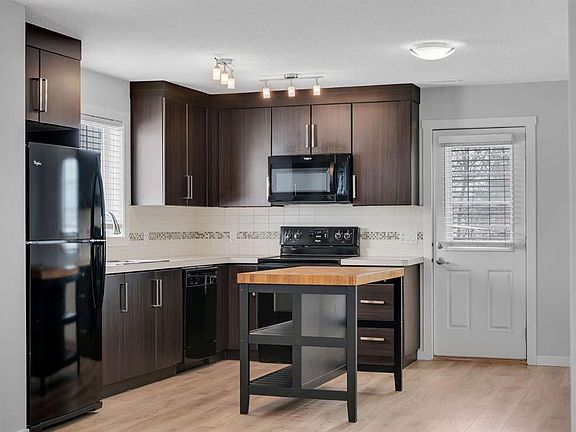 5th image of 406 S McKenzie Towne Close SE