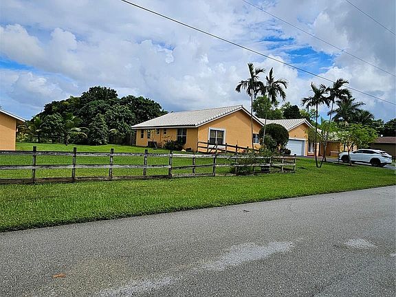 3rd image of 1050 NW 114th Avenue