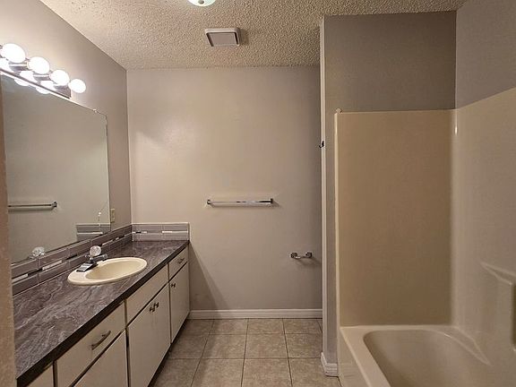 5th image of 1032 Mockingbird Ln APT B