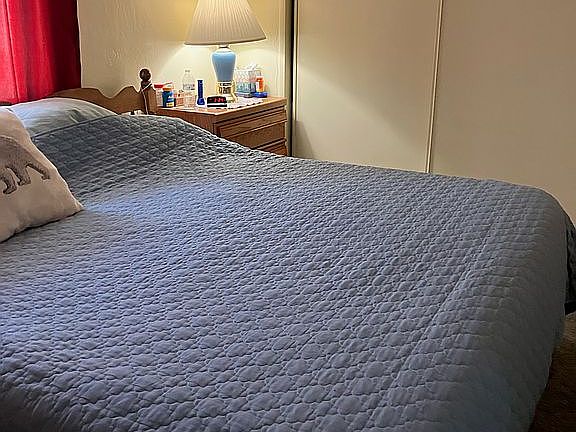 Bedroom w/king bed
