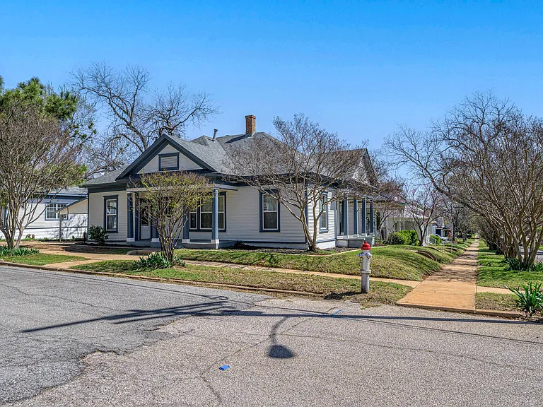 1231 W Main St — Photo 4