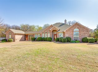 604 Oak Leaf Dr, Kennedale, TX 76060