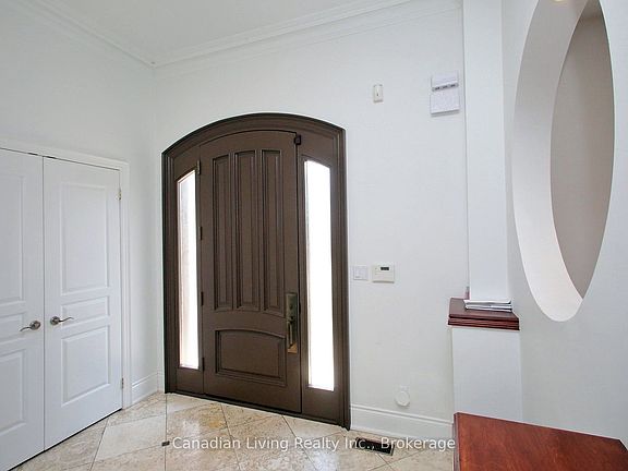 4th image of 374 Glengarry Ave