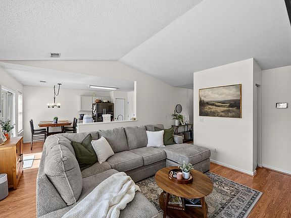 5th image of 102 Pasture Pl