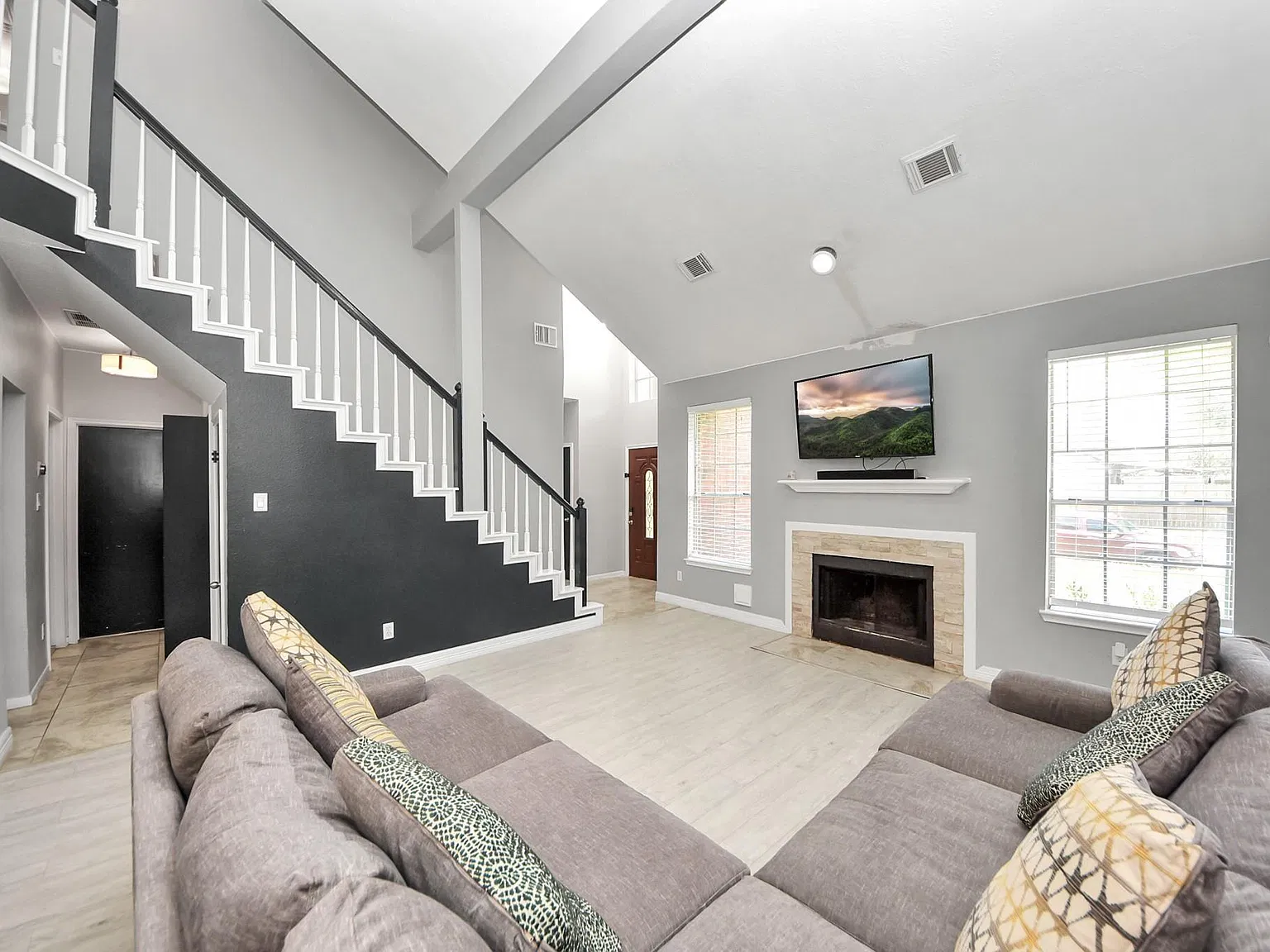 4 bed, 2.5 bath, 2520 sqft, $2,690 — Photo 4